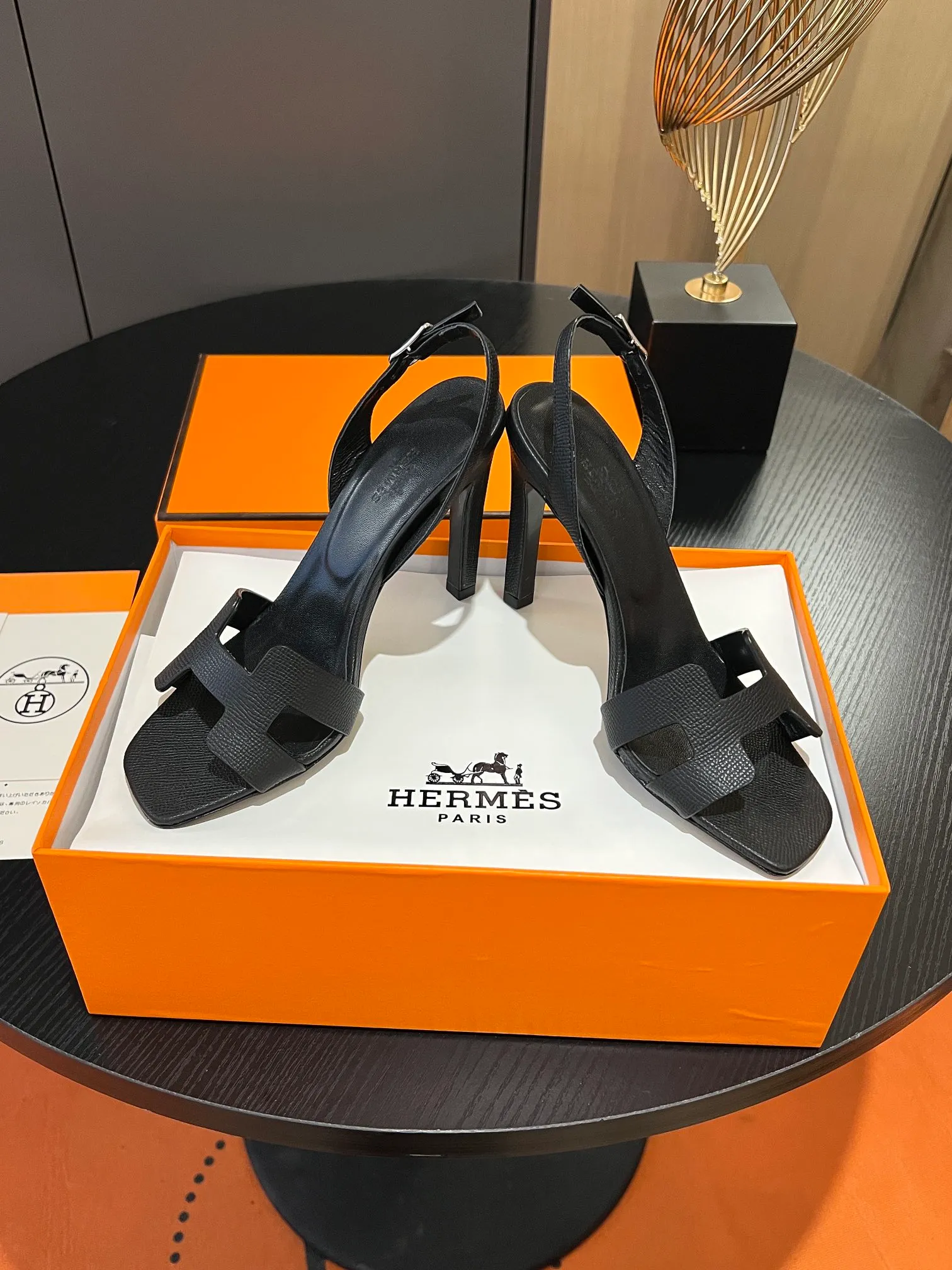 👟👟Ex-factory price 600👟👟Hermès 2023 high-heeled temperament sandals original customization! Counter synchronization! Hermès high heels have always been simple, fashionable and elegant! ! ! It can hold any style of wear, the height of 10.5cm is easy to control, and the feet feel comfortable and pressure-free! The classic and elegant style brings a sense of luxury to your feet! Highly recommended Material: Upper imported calfskin + mixed sheepskin lining Outsole: Italian genuine leather sole Size: 34-42 (34.41.42 customization is non-returnable and non-exchangeable)